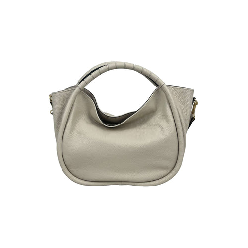 Bolso de mano de piel beige con asa redonda, visto de frente sobre fondo blanco