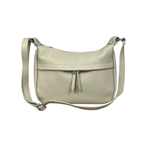 Bolso bandolera de piel en media luna, beige, visto de frente sobre fondo blanco
