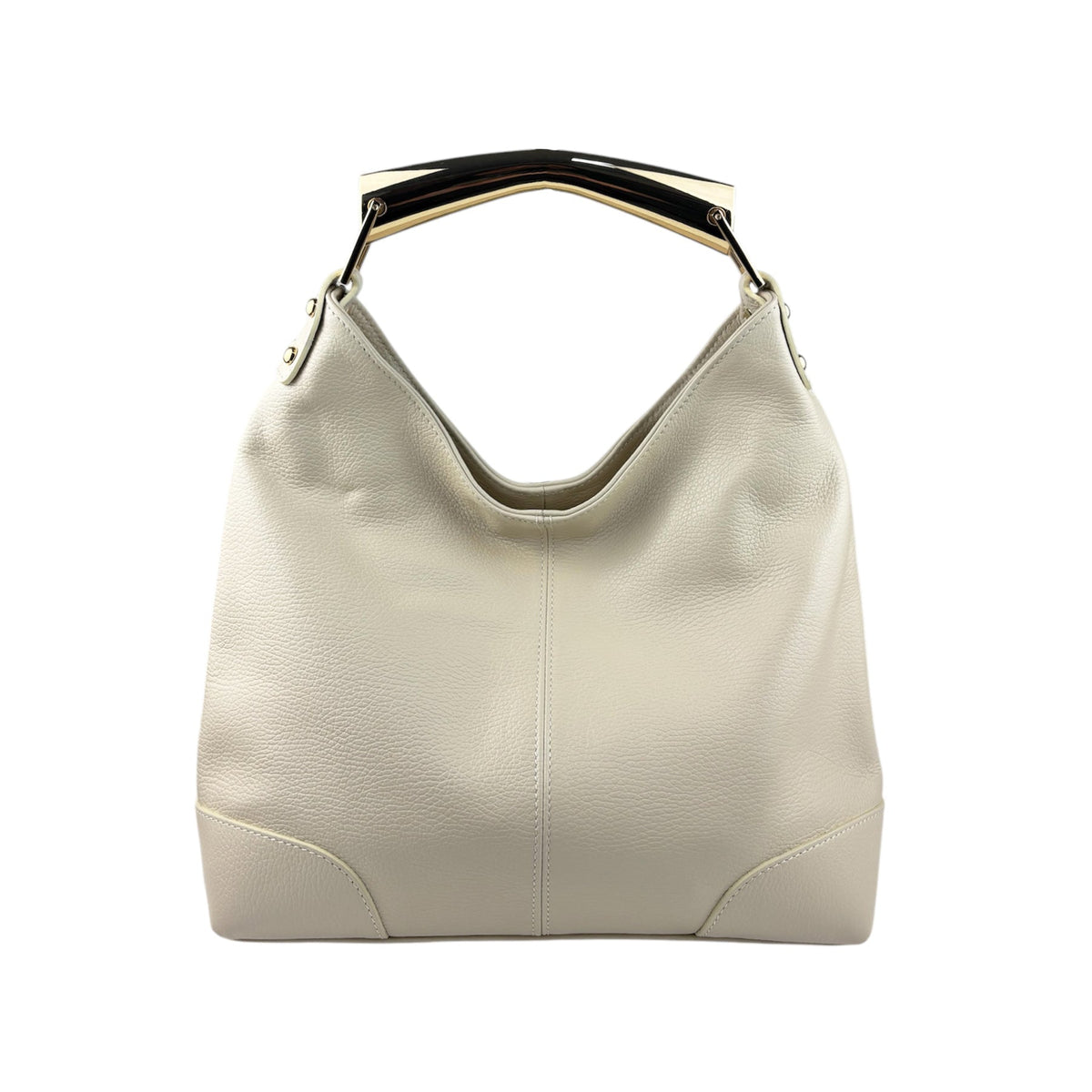 Bolso hobo de piel beige con asa metálica, visto de frente sobre fondo blanco