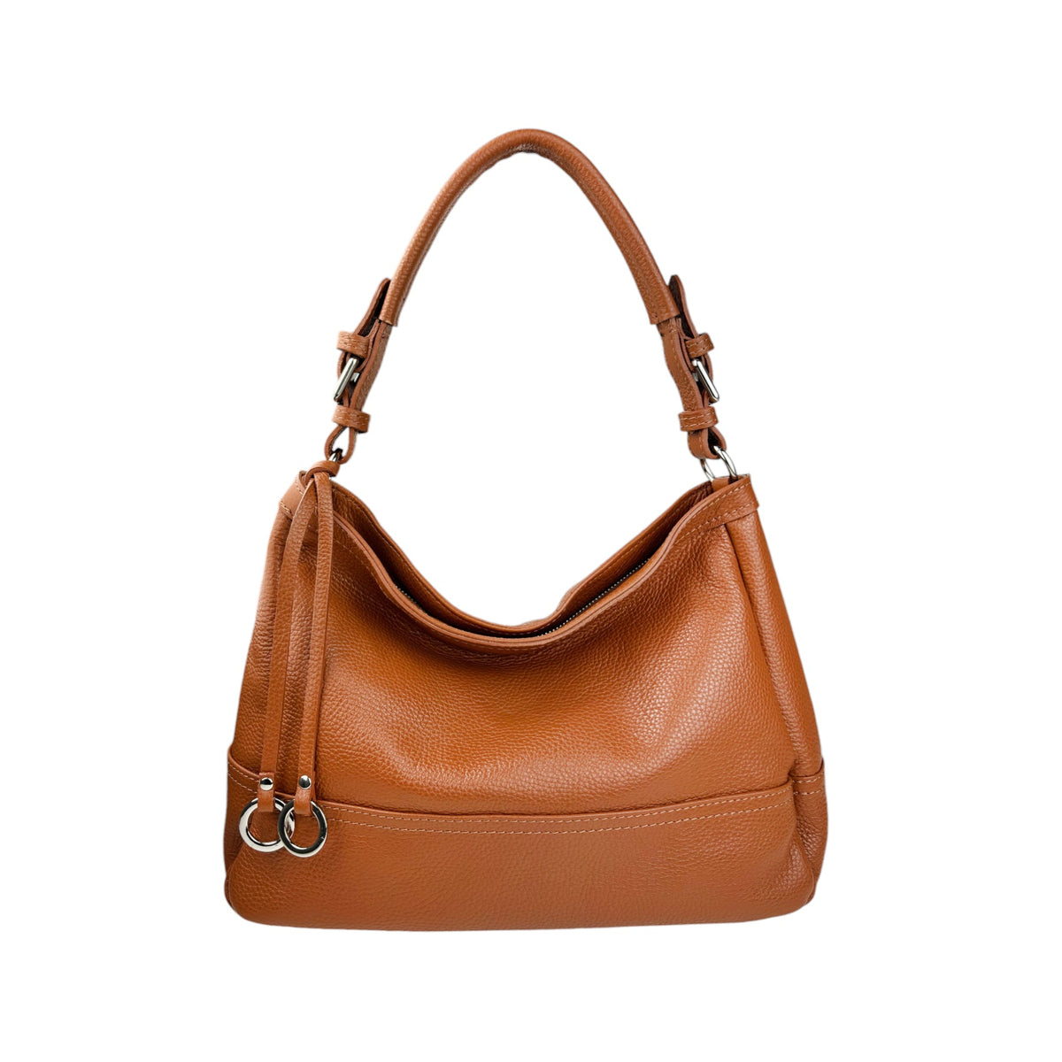 Bolso hobo de piel camel con anillas metálicas, visto de frente sobre fondo blanco
