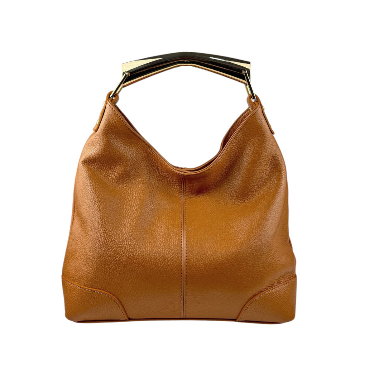 Bolso hobo de piel camel con asa metálica, visto de frente sobre fondo blanco
