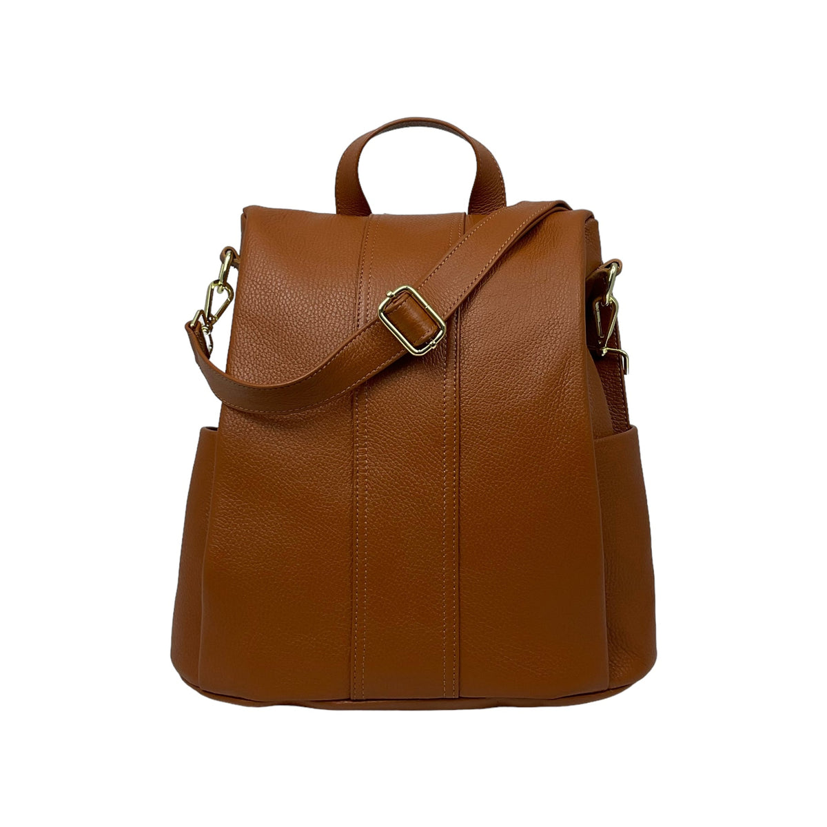 Mochila de piel camel con apertura trasera, vista de frente sobre fondo blanco