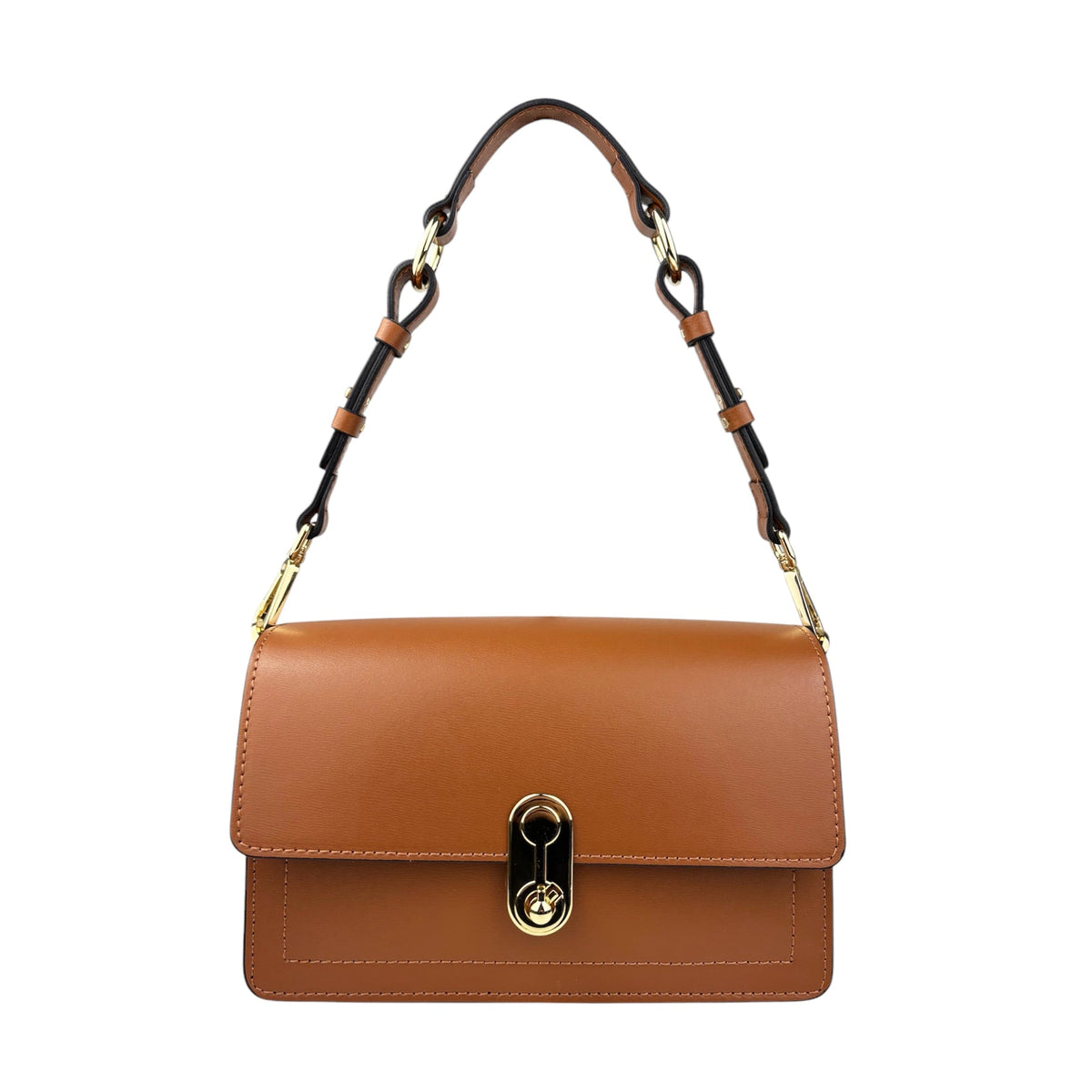 Bolso de piel camel con solapa y cierre giratorio, visto de frente sobre fondo blanco