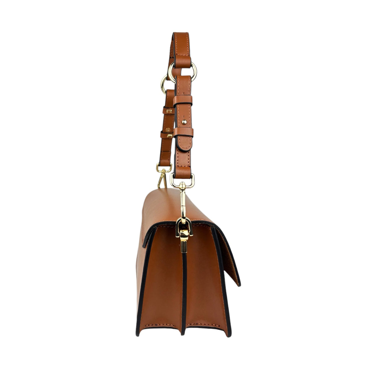 Parte trasera del bolso de piel camel con solapa