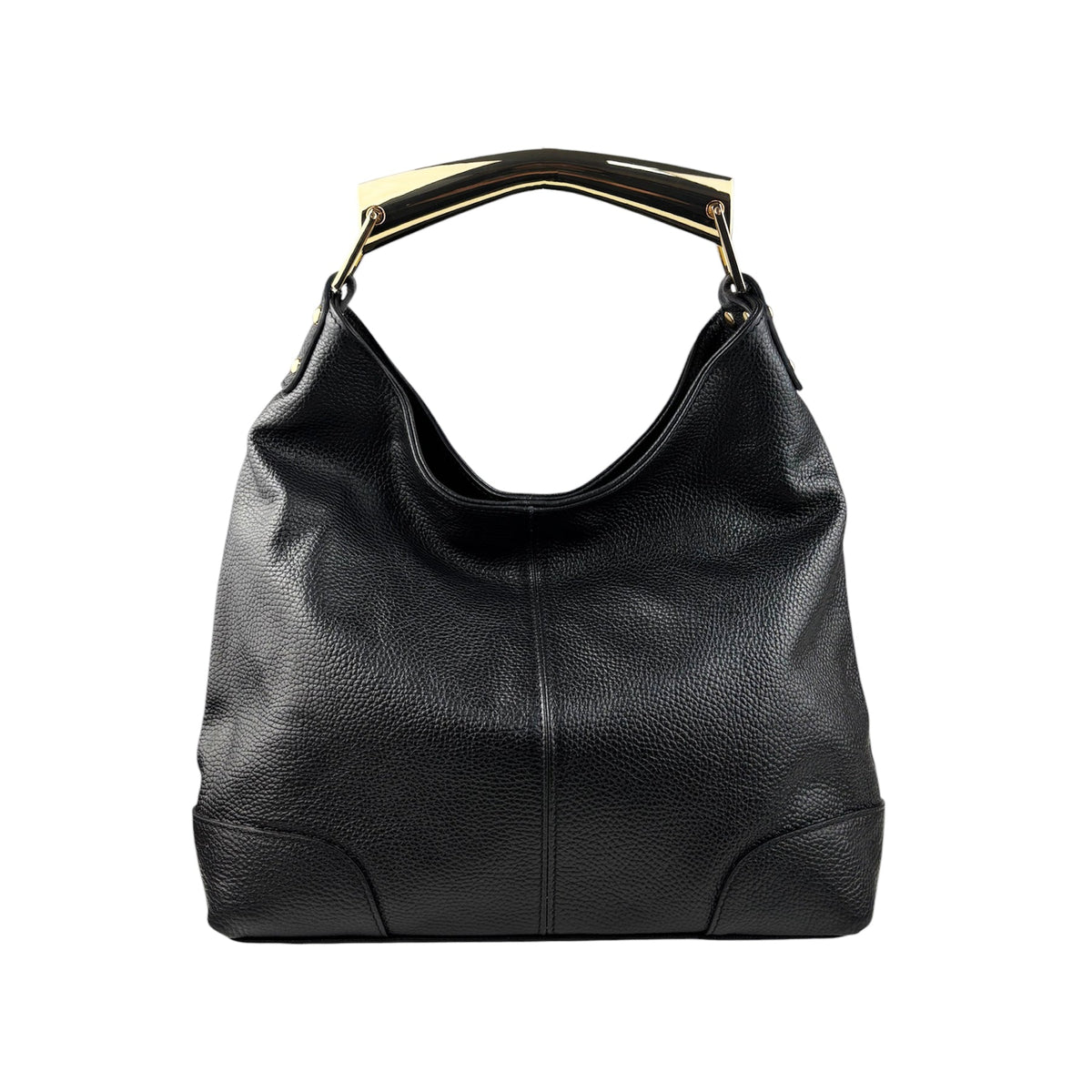Bolso hobo de piel negro con asa metálica, visto de frente sobre fondo blanco