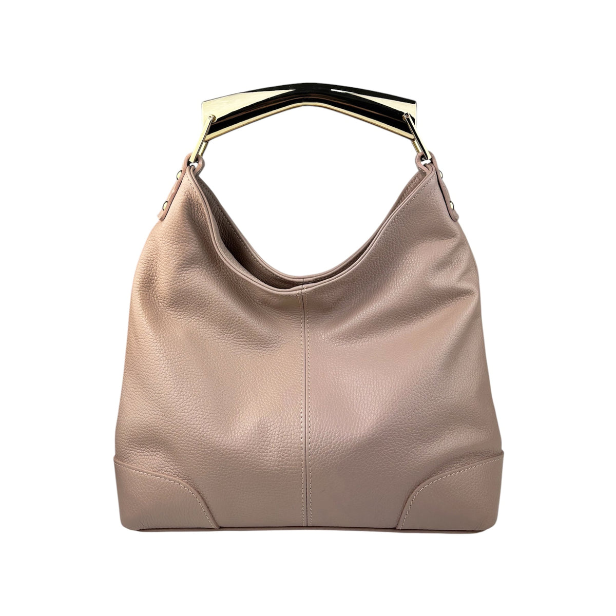 Bolso hobo de piel rosa palo con asa metálica, visto de frente sobre fondo blanco