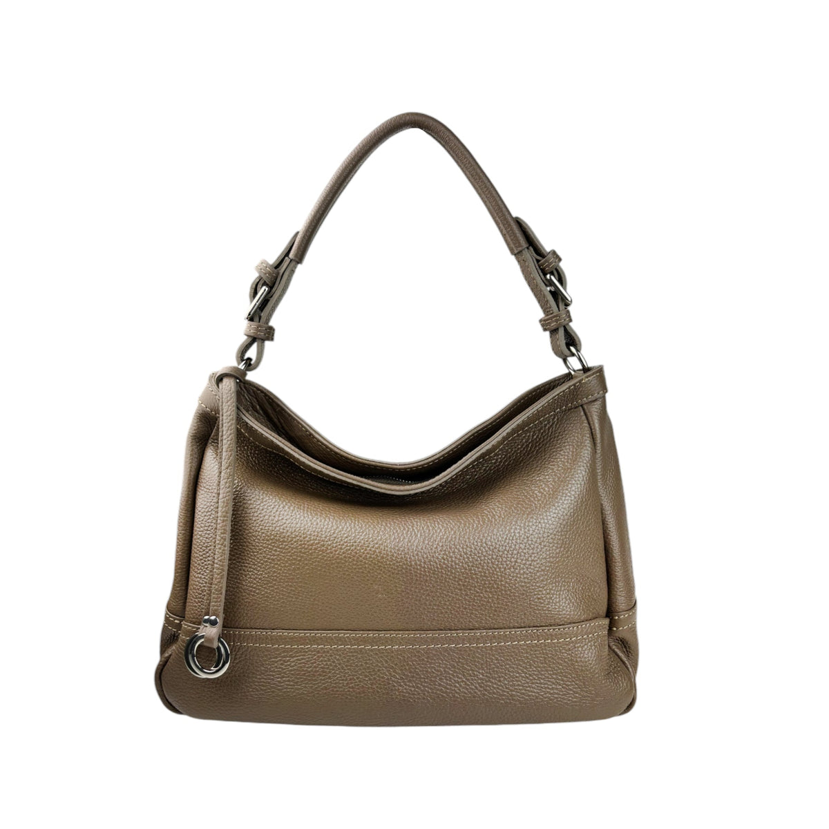 Bolso hobo de piel color visón con anillas metálicas, visto de frente