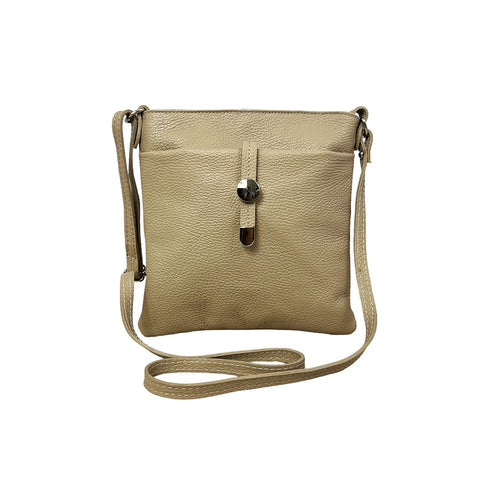 Bolso bandolera de piel plano color gris pardo, visto de frente sobre fondo blanco