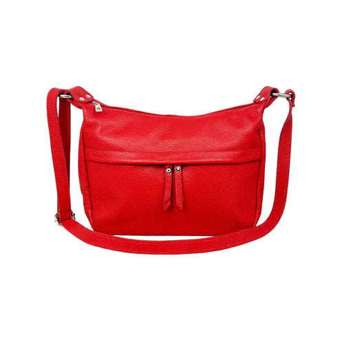 Bolso bandolera de piel en media luna, rojo, visto de frente sobre fondo blanco